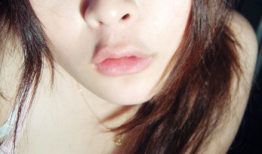 戴眼镜女士生活照