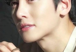 池昌旭照片,光影交织下的帅气演绎