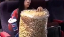 娱乐吃瓜姐崩爆米花,崩爆米花背后的故事